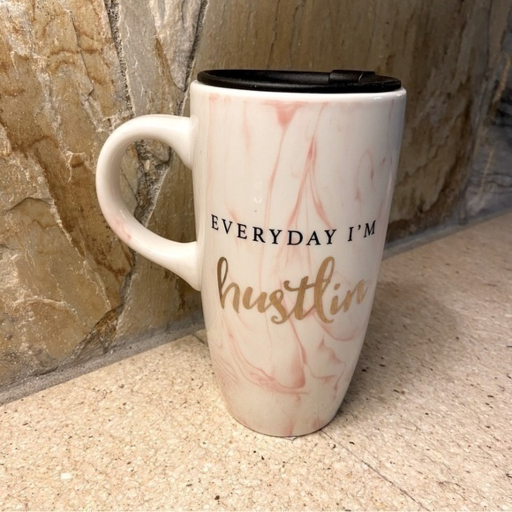 EVERYDAY I’M HUSTLING travel mug in marbled cream and pink with gold words